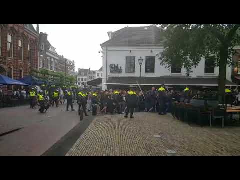 Fans van FC Basel verlaten de Jansplaats