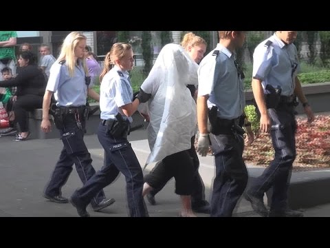 [VERSUCHTES TÖTUNGSDELIKT] -| Täterin blutverschmiert abgeführt - Mann in Lebensgefahr |-