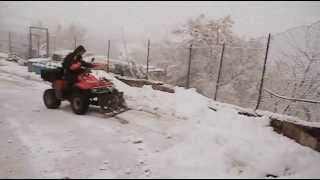preview picture of video 'quad polaris trail boss 330 con lama da neve artigianale san pietro in valle (IS)'