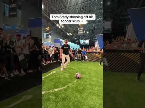 Tom Brady shows off his soccer skills at Fanatics Fest ⚽