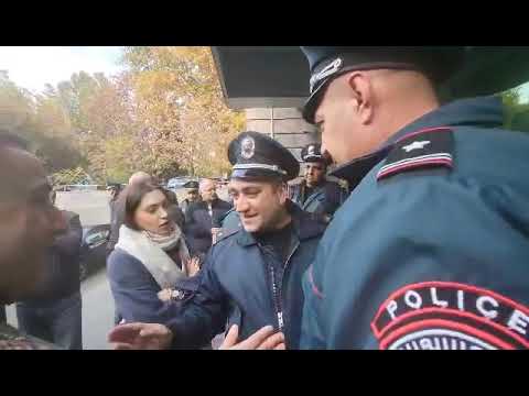Վիճաբանություն Աննա Մկրտչյանի և ոստիկանների միջև