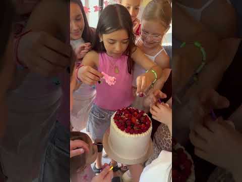 Cu capul în tort happy birthday Andreea Timofti