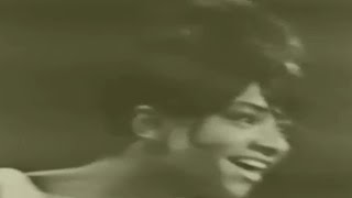 The Crystals - Santa Claus Is Coming To Town (Music Video)