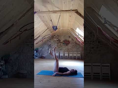 posture de garudaavec activation de l'abdomen , jathara garudasana +