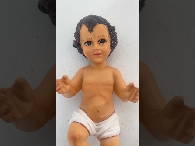 Vídeo relacionado con Alipis Resina Niño Jesus Figurine Natividad Estatua Coleccionable Santo Niño Jesús Escultura Ornamento de Escritorio para La Decoración de La Iglesia de La Casa 6Cm