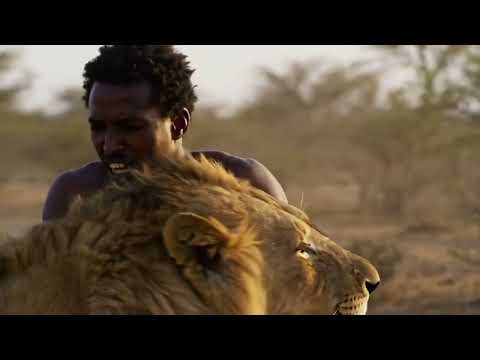 Libaax iyo nin Soomaali ah oo dagaalamaya