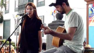 Anni B Sweet tumbado en mi moqueta azul