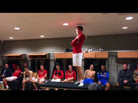 Mats doet een soort dansje