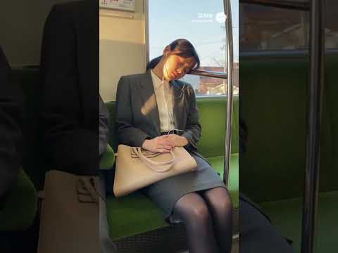 電車の中で眠り込むスーツミニのOＬ