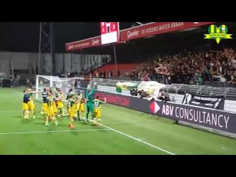 ADO Den Haag spelers vieren de overwinning tegen Excelsior met de supporters