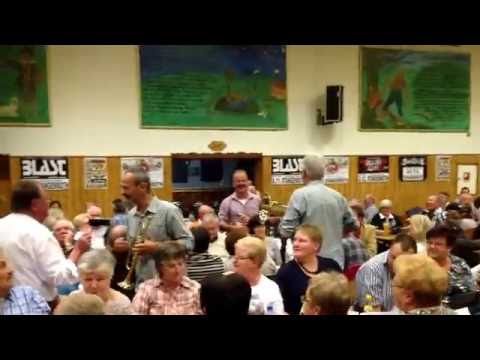 Abschied der Waldfensterer Bergmusikanten in Stangenroth -Harmonikaspieler