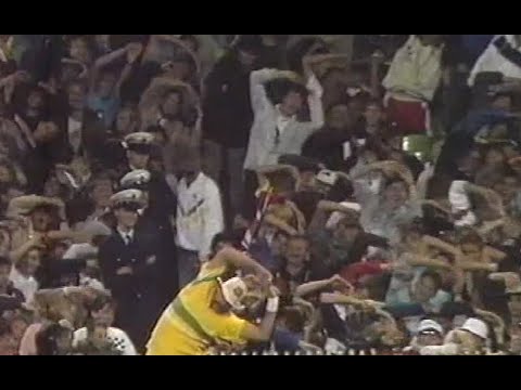 Peak 1980s ODI cricket! A packed MCG crowd famously mimicking Merv Hughes stretching Aust vs WI 1989