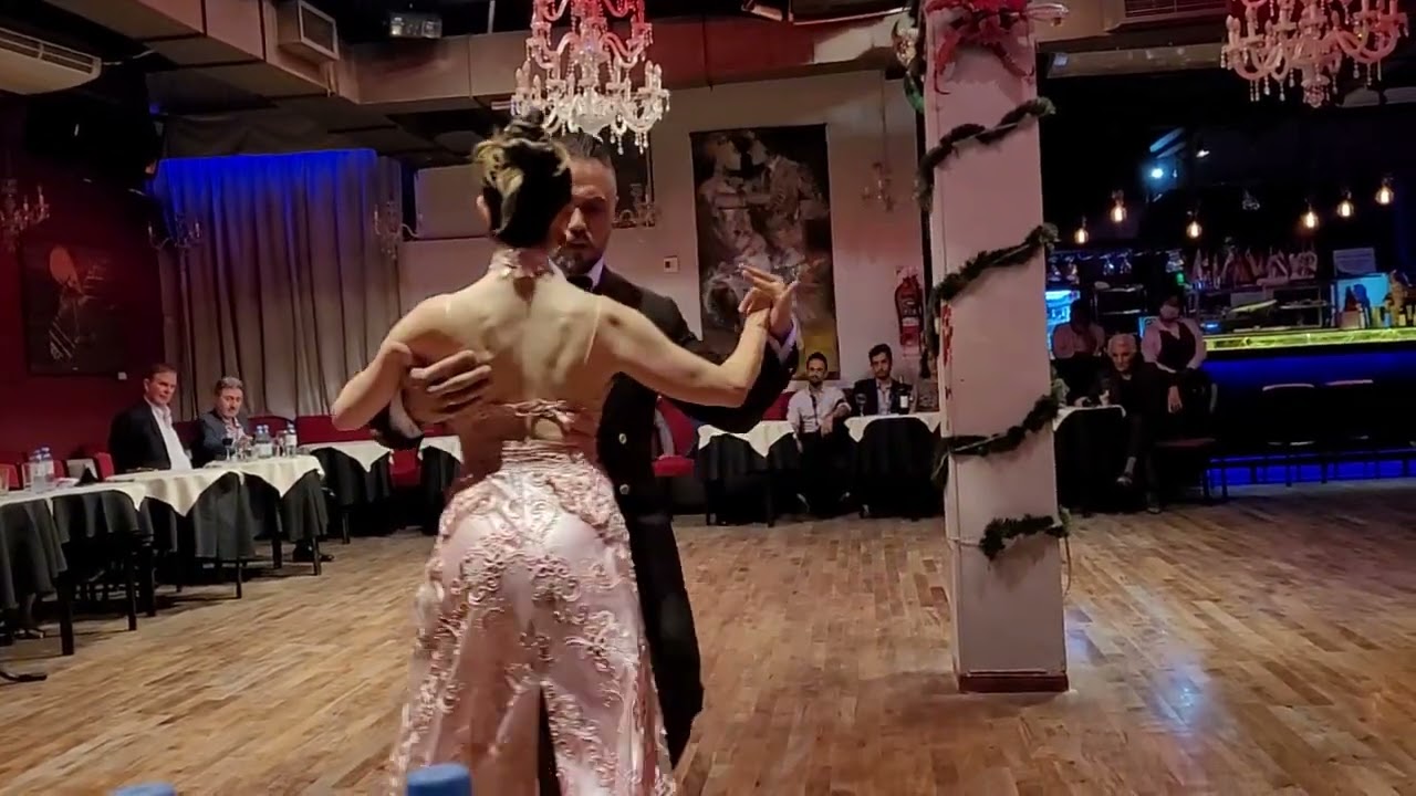 Vanessa Jardim e Mário Sérgio Jr bailam Mariposa de Osvaldo Pugliese.