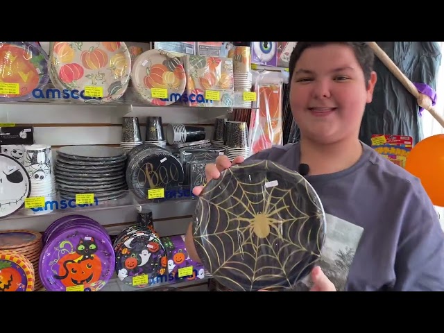 Vídeo relacionado con PARTY GO 125 piezas de vajilla de fiesta de Halloween, platos de papel rojo de Halloween y servilletas, vasos, pajitas, vajilla de fiesta, suministros desechables para decoraciones de Halloween, sirve