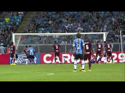 Douglas cobra escanteio fechado e faz gol olímpico Grêmio