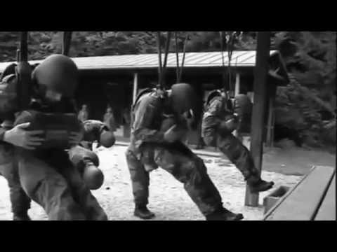 Hinter den Bergen *** Lied der Fallschirmjäger