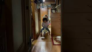 足こぎ三輪バイクで逃げる3歳の娘と歩行遊具で追いかける1歳の息子の戯れ！！