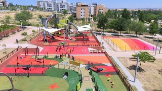 Los parques inclusivos se estrenan con los toboganes más altos de Madrid y una cama elástica gigante