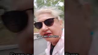 Download lagu Mezarlıkta Eşiyle Eski Eşlerini Ziyaret Eden Teyzemiz mp3