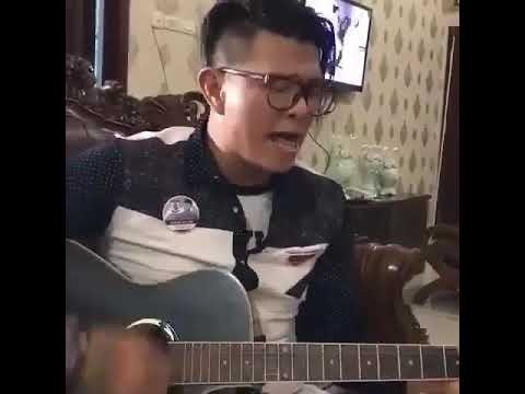 Wow babang tamvan lagi nyanyi.