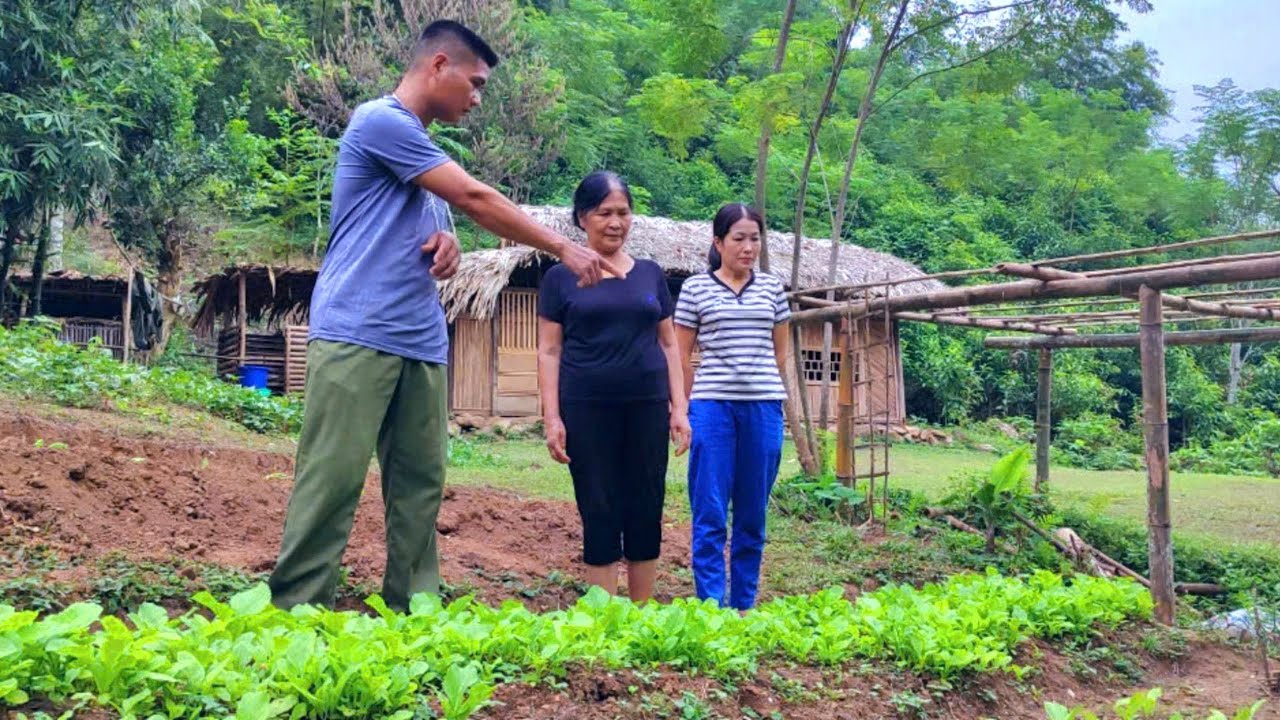 Surprised and happy when the mute girl brought her mother to visit  house. A bright future awaits