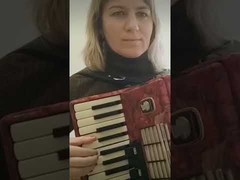 Споем Расцвела под окошком белоснежная вишня.