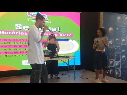 Nutt e Gustavo Azeh em uma batalha de rima na fonte nova no encontro estudantil