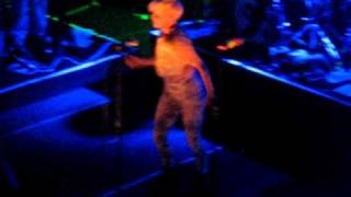 robyn - we dance to the beat