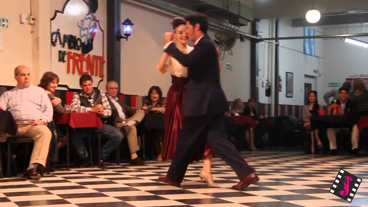 Video thumbnail for MARTIN VICENTE Y AYELEN URRUTIA en el Sin Rumbo (Milonga Vieja Milonga))