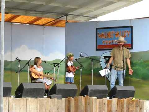 Dinky's Reel and a Knock Knock Joke - Kokettes - 9 year old fiddler