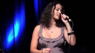 Mayra Andrade - Tchápu na bandera - Live à Bruxelles (2/8)