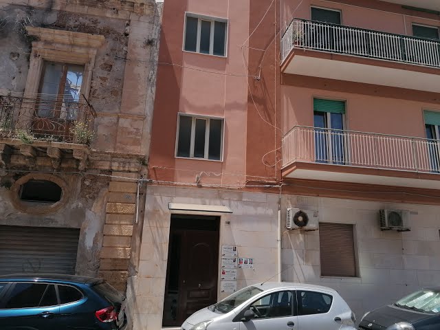 Trivani angolare In Palazzo con ascensore.