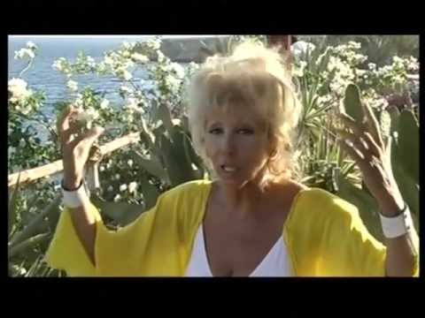 Kata Csongrádi : ( E ) Wonder! - Clip