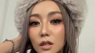 「これは凄い写真」倖田來未、WWEスーパースターと自宅くつろぎショット公開に「一緒に寝転んでみるとかどんな世界線？」「スターとスターが共演してる」