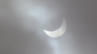 preview picture of video 'Osittainen auringonpimennys pilviverhon läpi, Lieksa 20.3.2015'