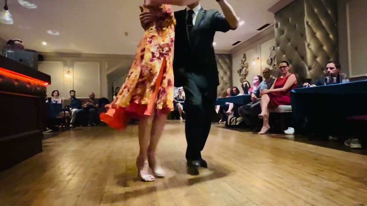Tango. Gustavo Rosas. Rebecca O'Laoire. Di Sarli. Milonga el Beso. Julio 2022. Dublin. Irlanda.