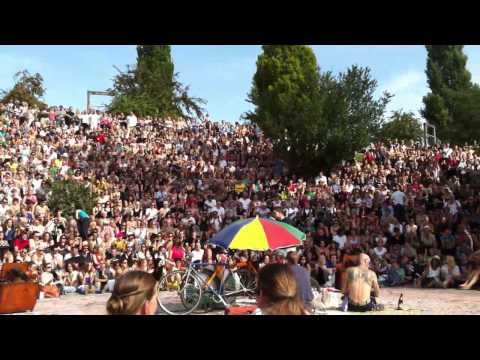 Felix @ Mauerpark Karaoke in Berlin - With or Without You