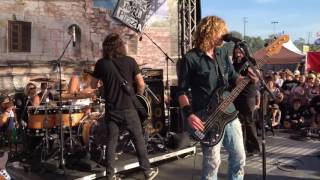 David Bowie&#39;s All the Young Dudes cover with Dave Grohl on guitar