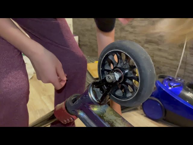 Как Открутить Колесо На Самокате