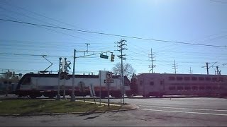 preview picture of video 'New Jersey Transit Train Crosses Busy Crossing In Red Bank'