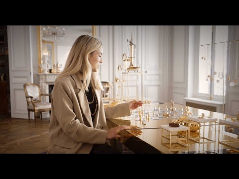 Anna Cramling experiences the solid gold Menē Chess Collection.