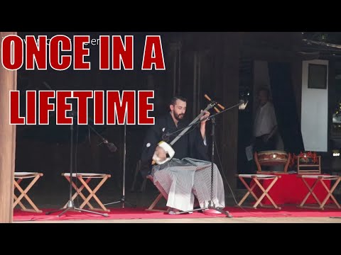 在東京大型音樂節上演奏三味線。 (Playing the Japanese Shamisen at a Major Tokyo Festival)