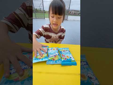 cô bé ngoan đi chia sẻ đồ ăn cho mọi người nhưng lại bị chị gái tham lam chiếm hết #shorts