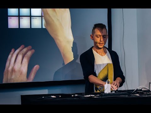 Native Sessions: How to make a jazz sketch using MASCHINE MIKRO | Native Instruments