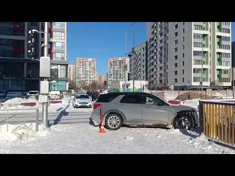 Кроссовер вынесло на тротуар в толпу людей. Real Video