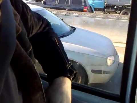 Барышня изволила читать за рулем.