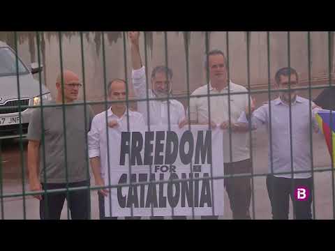 Els presos indultats surten de la presó de Lledoners