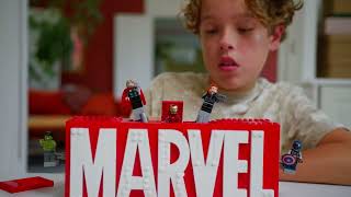 LEGO Marvel - Logo MARVEL a minifigurky