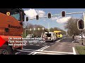 Stalen balk doorboort bestelbus die vol moet remmen voor stoplicht op de N65