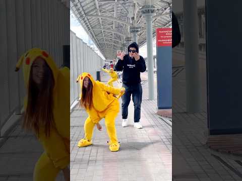 THIS GUY DIDN'T EXPECT THIS PRANK: Is his reaction weird?🫠LA ELVÍRA #shorts